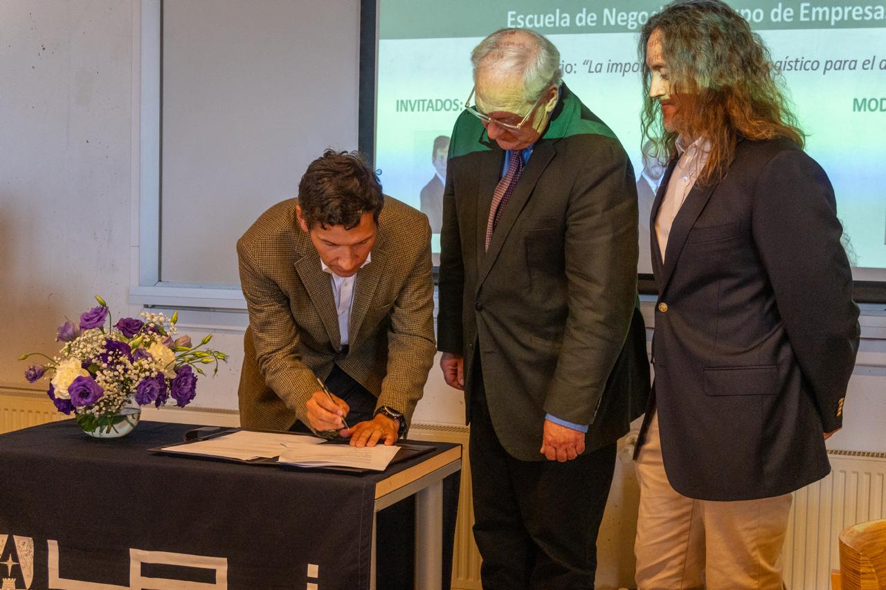 Grupo de Empresas Navieras GEN y la Universidad Adolfo Ibáñez