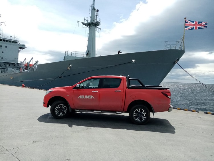 AGUNSA entrega combustible a buque de la Armada Británica