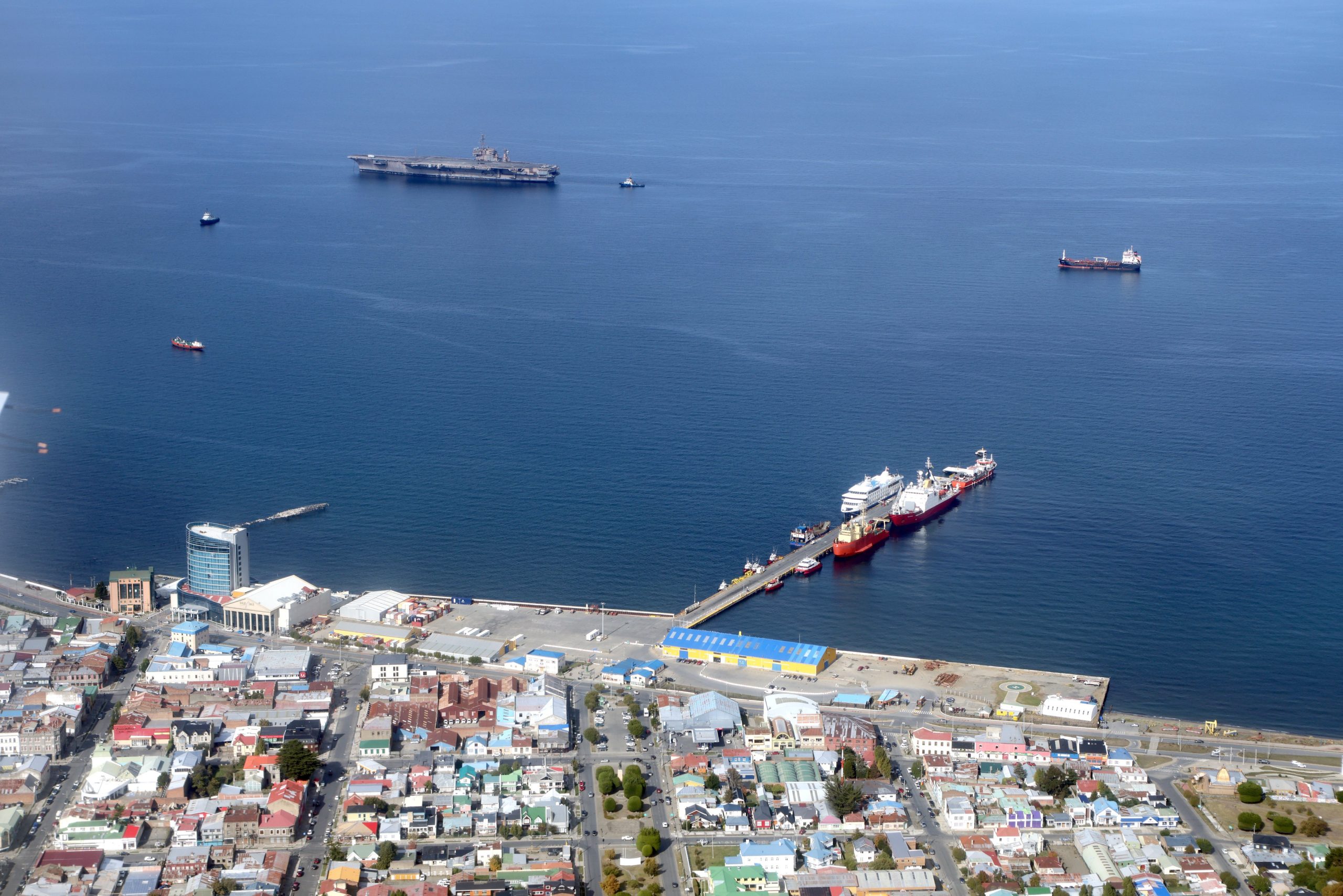 AGUNSA Punta Arenas atiende el remolque del portaaviones Kitty Hawk.