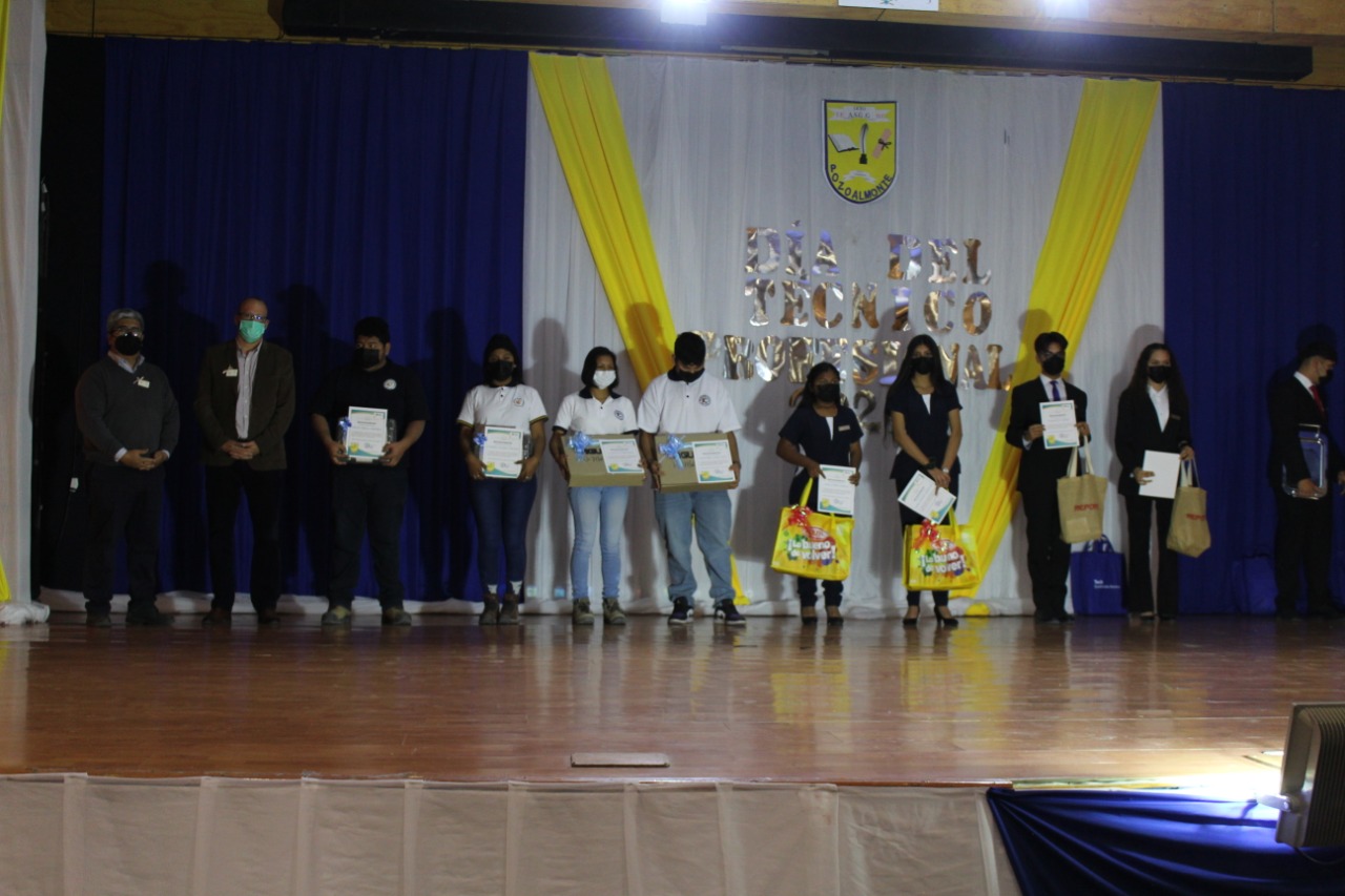 AGUNSA entrega aporte a comunidad de liceo en Pozo Almonte.