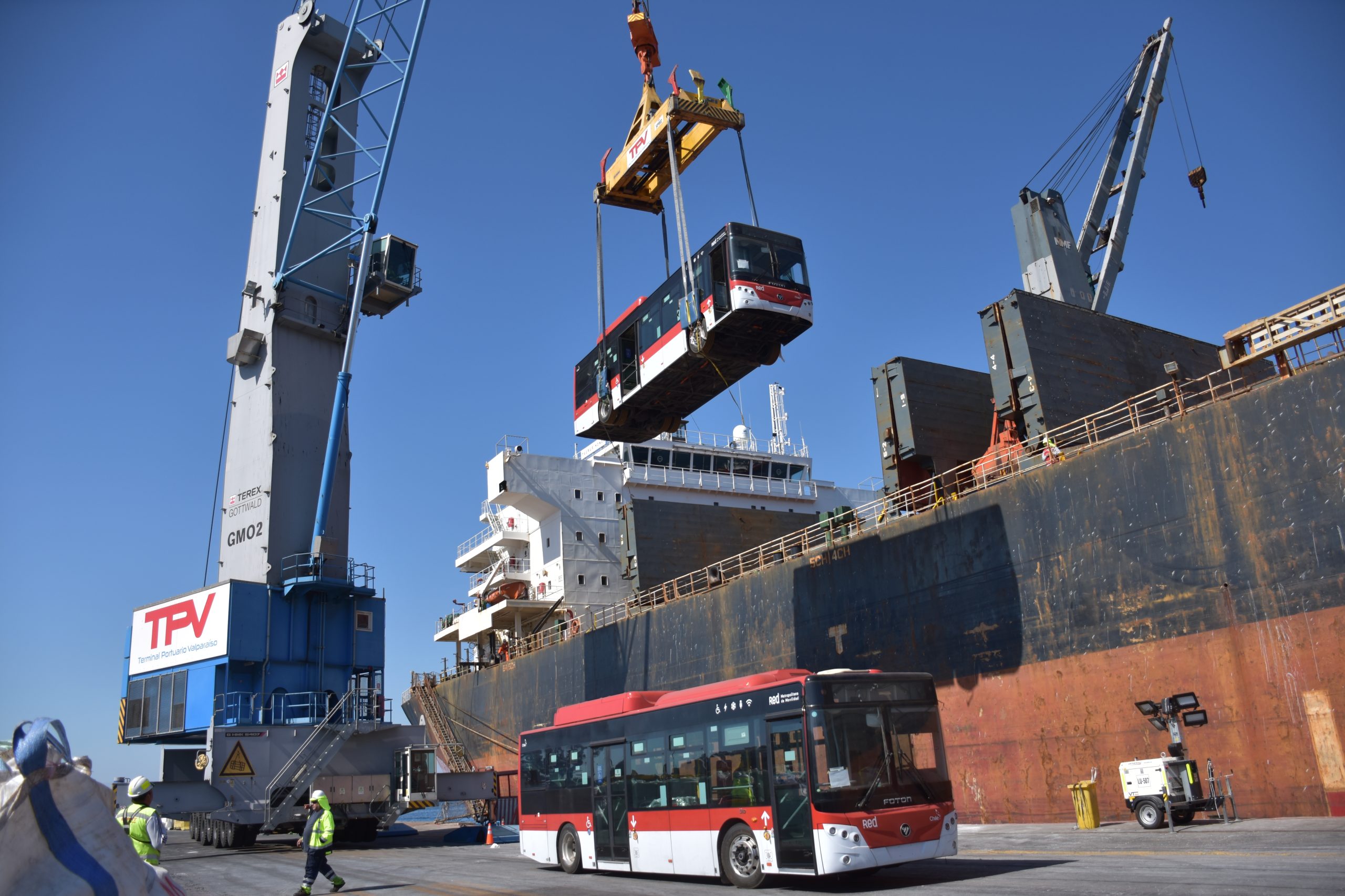 AGUNSA atiende Nave que desembarco buses eléctricos en Valparaíso.