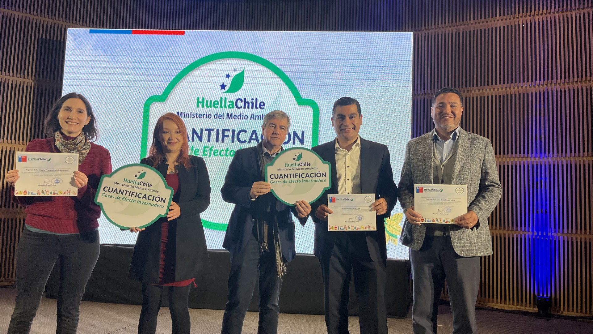 AGUNSA Y TPV reciben sello de Huella Chile